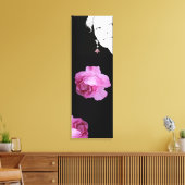 真珠のイヤリングのピンクのかわいらしローズフローラを持つ女の子 キャンバスプリント (インサイチュ (リビング))