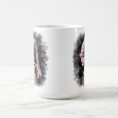 真珠のイヤリングを持つサイバーガール コーヒーマグカップ (中央)