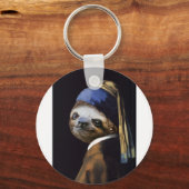 真珠のイヤリングを持つナマケモノ キーホルダー (正面)