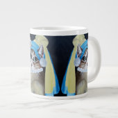 真珠のイヤリングジャンボマグカップを持つ猫 ジャンボコーヒーマグカップ (正面右)