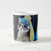 真珠のイヤリングジャンボマグカップを持つ猫 ジャンボコーヒーマグカップ (正面)