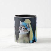真珠のイヤリングマグを持つ猫 マグカップ (中央)