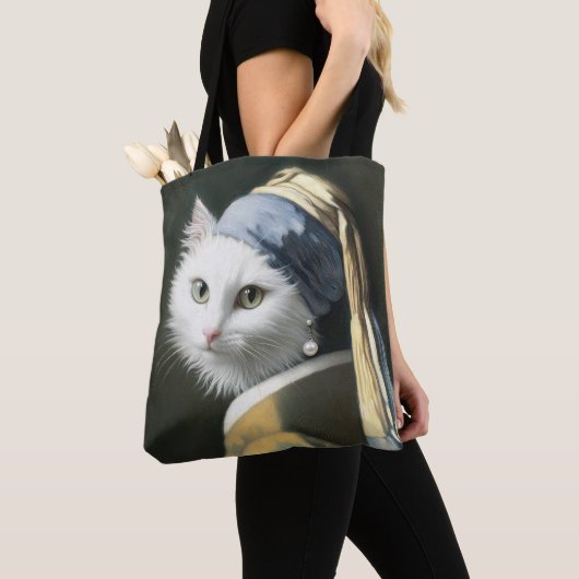 真珠のイヤリング付き白絵を描猫 トートバッグ (クローズアップ)
