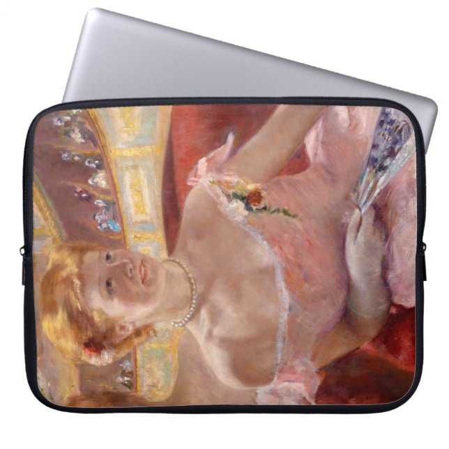 真珠のネックレス&ピンクドレスを着たアメリカ人女性 ラップトップスリーブ (正面)