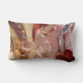 真珠のネックレス&ピンクドレスを着たアメリカ人女性 ランバークッション (裏面)