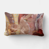 真珠のネックレス&ピンクドレスを着たアメリカ人女性 ランバークッション (正面)