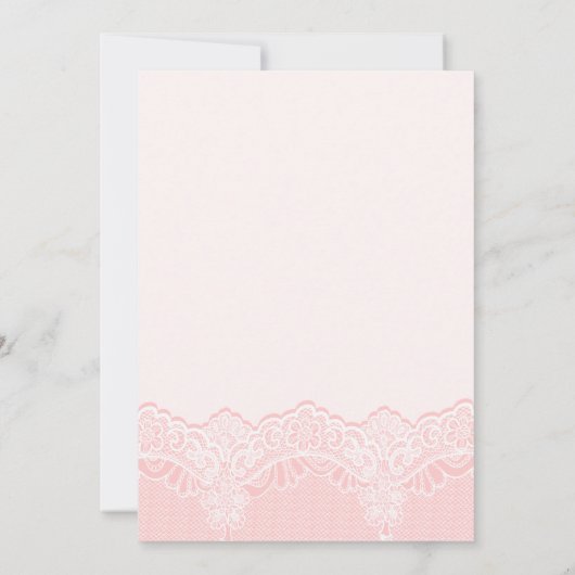 真珠のピンクのカップルの結婚シャワーを持つ白いレース 招待状 (裏面)