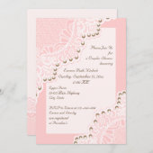 真珠のピンクのカップルの結婚シャワーを持つ白いレース 招待状 (正面/裏面)