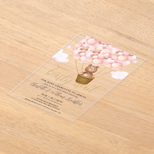 真珠の待ちテディベアピンクの女の子ベビーシャワー アクリル招待状 (レイダウン)