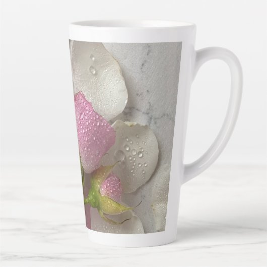 真珠の花びらピンク色の花が涙を流す カフェラテマグ (右)