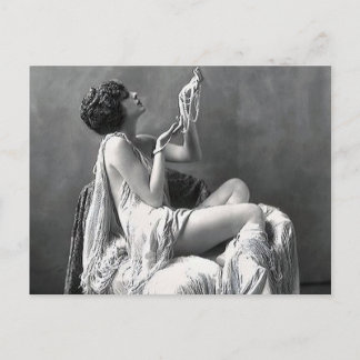 真珠を持つ女性 ポストカード