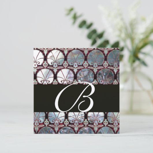 真珠ダマスクカーネーションズモノグラムの白い母 招待状 (スタンド正面)