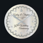 真珠・ダイヤモンド結婚30周年 ラウンド壁時計<br><div class="desc">華やかなエレガンスは、この30周年結婚のデザインをユニーク、白い金ゴールドトーンのグラデーションの上に数の代わりにセンターティアドロップダイヤモンドとパールのアクセントを追加しフェイクて、ほこ型のダイヤモンドデザインでフレーム。全ての装飾は印刷され、フラットで印刷された実在デザインにのみ可能な限り表示される。これには、金属のルックグラディエントおよび/または宝石が含まれる。オリジナルデザイン別休日ハートデザイン（権利予約）。ご質問があるもしか、デザインに関するサポートが必要な場合は、お問い合わせいただくか、info@holidayheartsdesigns.comまで直接メールでお問い合わせください。可能な限りサポートさせていただきます。生産、出荷および配送に関するお問い合わせは、Zazzleカスタマ連絡ー・サービスに直接。休日のハートのデザインは、Zazzleで10年以上の経験を持つプロフェッショナルデザインスタジオで、多くの満足したカスタマーレビューを持っているので、あなたが私たちと購入するとき、すべての詳細に最大限の注意を払って私たちの顧客が期待するプロフェッショナル品質を作成している。</div>