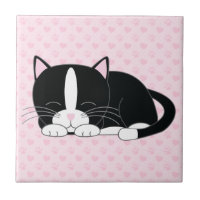 眠いタキシード猫