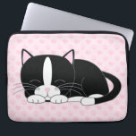 眠いタキシード猫{pink} ラップトップスリーブ<br><div class="desc">ハートカスタムに昼寝を取って可愛い二色の子猫の愛らしいイラストレーションを搭載したコンピュータスリーブと手柄の背景をプリント。</div>
