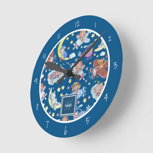 眠いテディベアが飛行機の夢を飛んでいる見る ラウンド壁時計 (傾斜)