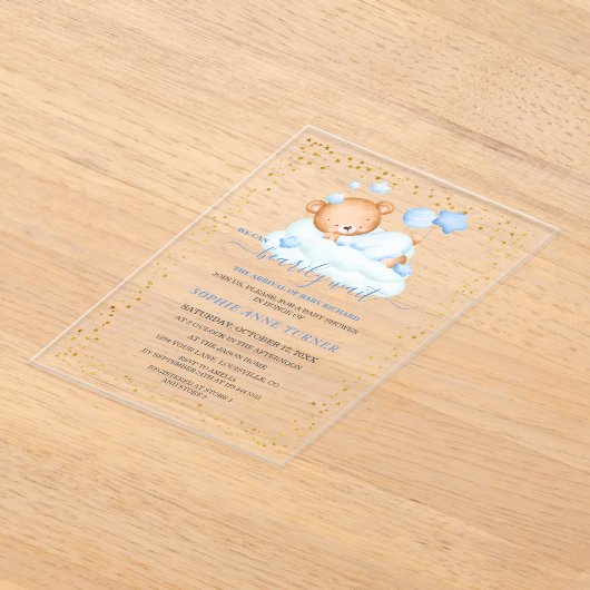 眠いテディベアほぼ待っている男の子の赤ちゃんシャワー アクリル招待状 (レイダウン)