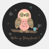 眠いフクロウの茶を飲んで眠い頭を起こす ラウンドシール (正面)