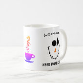 眠おもしろいい笑顔顔。もっとコーヒーが必要だ コーヒーマグカップ (正面右)