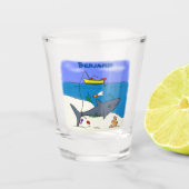 眠おもしろいるサメと魚釣り漫画 ショットグラス (正面)