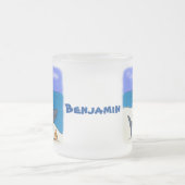 眠おもしろいるサメと魚釣り漫画 フロストグラスマグカップ (中央)