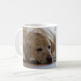 眠く黄色いラブラドル・レトリーバー犬 コーヒーマグカップ