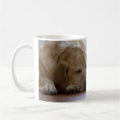 眠く黄色いラブラドル・レトリーバー犬 コーヒーマグカップ (左)