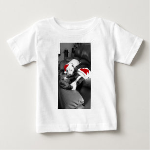 眠そうなクリスマスのピットブルパピー 可愛いサンタクロース ベビーTシャツ