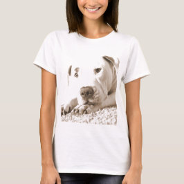 眠そうな優しいホワイトピットブル。犬種ではなく、愛情と行動で判断しよう。 Tシャツ