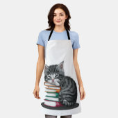 眠そうな子猫が本を積み重ねて寄り添ってきた。 エプロン (着用した状態)