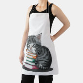 眠そうな子猫が本を積み重ねて寄り添ってきた。 エプロン (インサイチュ)