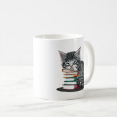 眠そうな子猫が本を積み重ねて寄り添ってきた。 コーヒーマグカップ (正面右)