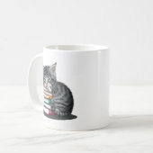 眠そうな子猫が本を積み重ねて寄り添ってきた。 コーヒーマグカップ (正面左)
