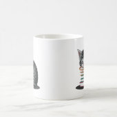 眠そうな子猫が本を積み重ねて寄り添ってきた。 コーヒーマグカップ (中央)