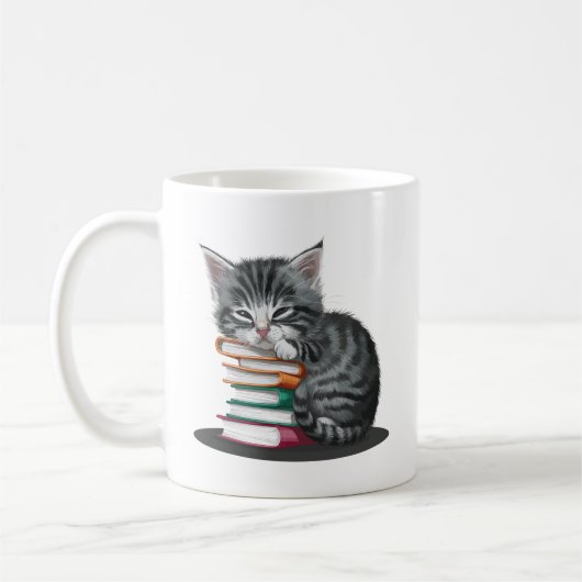 眠そうな子猫が本を積み重ねて寄り添ってきた。 コーヒーマグカップ (左)