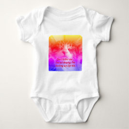 眠そうな子猫Tシャツ ベビーボディスーツ