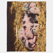 眠そうな小さな子豚 フリースブランケット (正面)