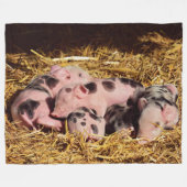 眠そうな小さな子豚 フリースブランケット (正面(横))