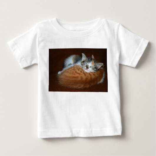 眠そうな柔らかい子猫 ベビーTシャツ (正面)