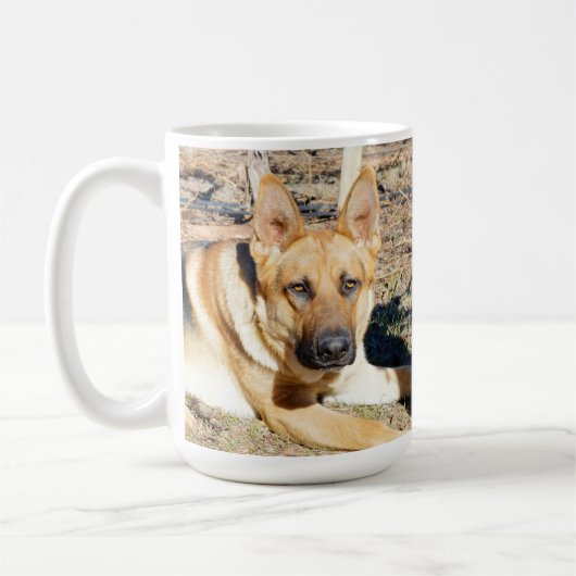 眠そうな目をしたドイツの羊飼い コーヒーマグカップ (左)