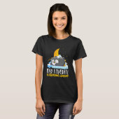眠っているお気に入りの動物のペンギンの眠る月 Tシャツ (正面フル)