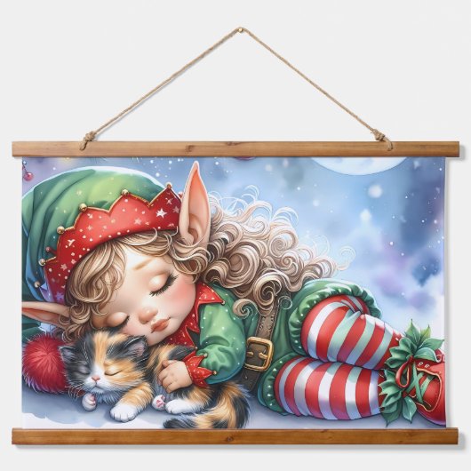 眠っているクリスマスのエルフと三毛猫 吊り下げ型タペストリー (正面)