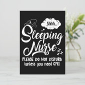 眠っているナース病院Rn看護ウィークおもしろいメンズ 招待状 (スタンド正面)