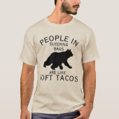 眠っているバッグの人々は食べ熊に襲われる Tシャツ (正面)