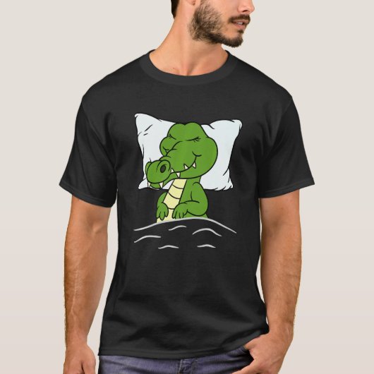 眠っている動物のワニの寝台車 Tシャツ (正面)