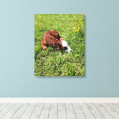 眠っている子牛 キャンバスプリント (インサイチュ (ウッドフロア))