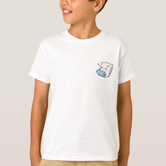 眠っている子猫と枕の子供服デザイン Tシャツ (正面)