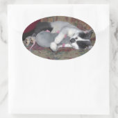 眠っている子猫 楕円形シール (バッグ)