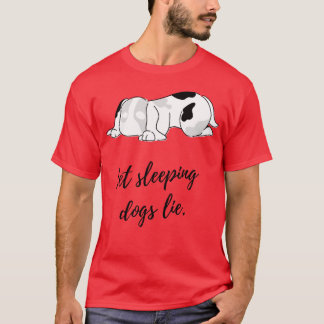 眠っている犬の少女の家族 Tシャツ
