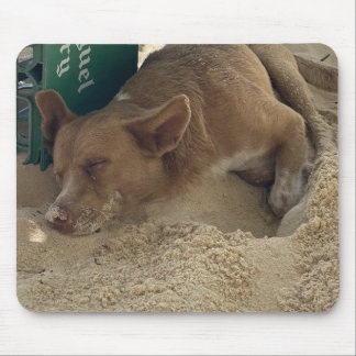 眠っている犬 マウスパッド